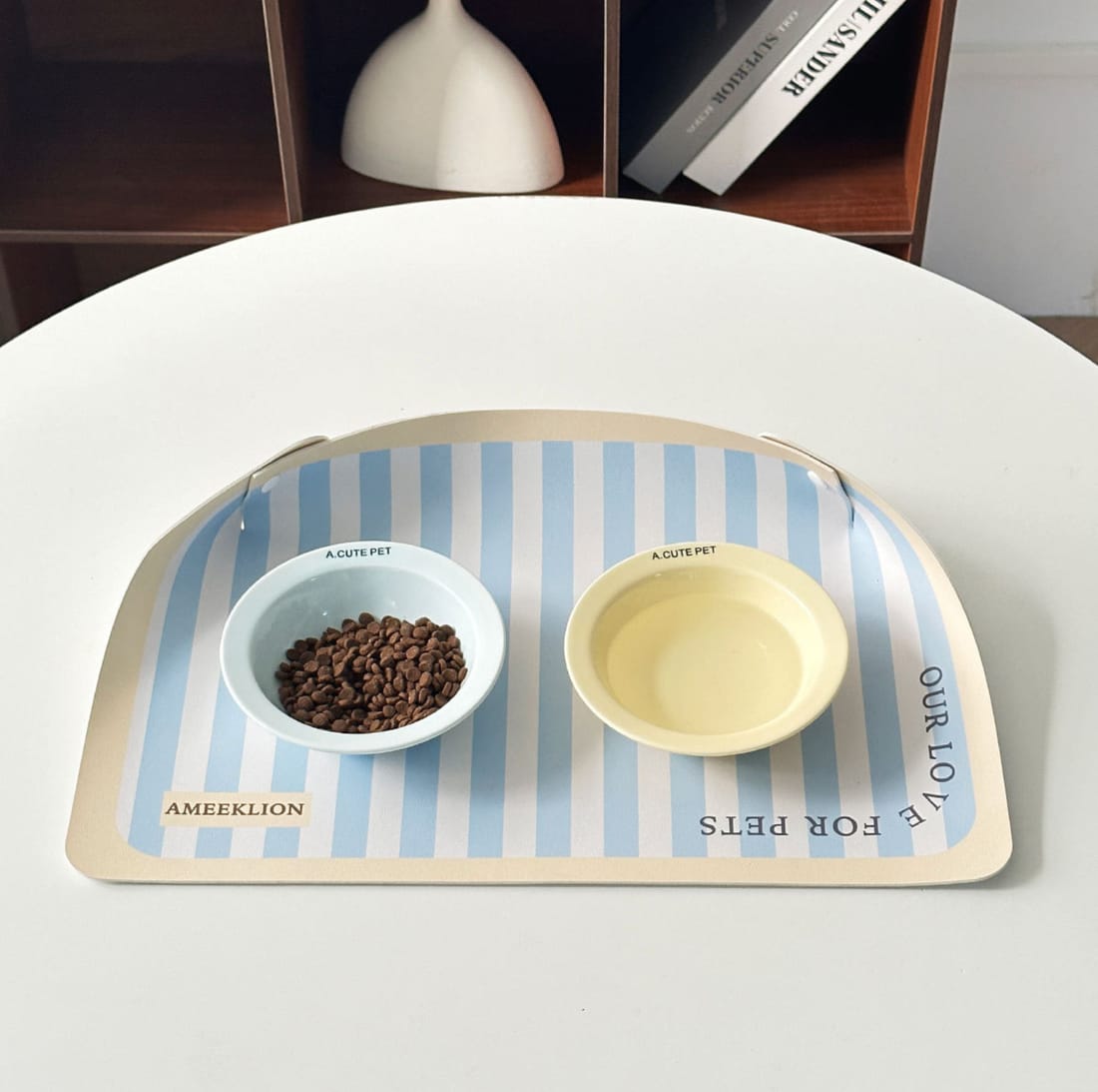 Anti Spill Strip Pattern Pet Feeding Mat Waterproof Half Surround Design for Pet Cat (Random Color)